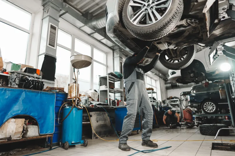 Mekaniker arbetar under bil i Nordic Technologies verkstad