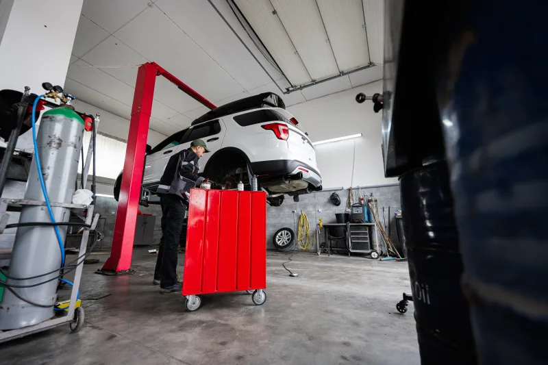 Mekaniker vid lyft i Nordic Technologies verkstad