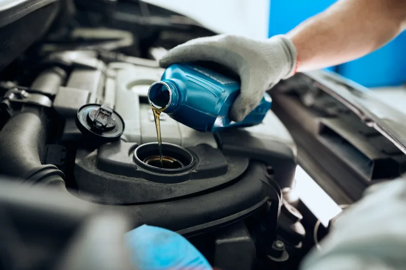 Oljepåfyllning vid bilservice