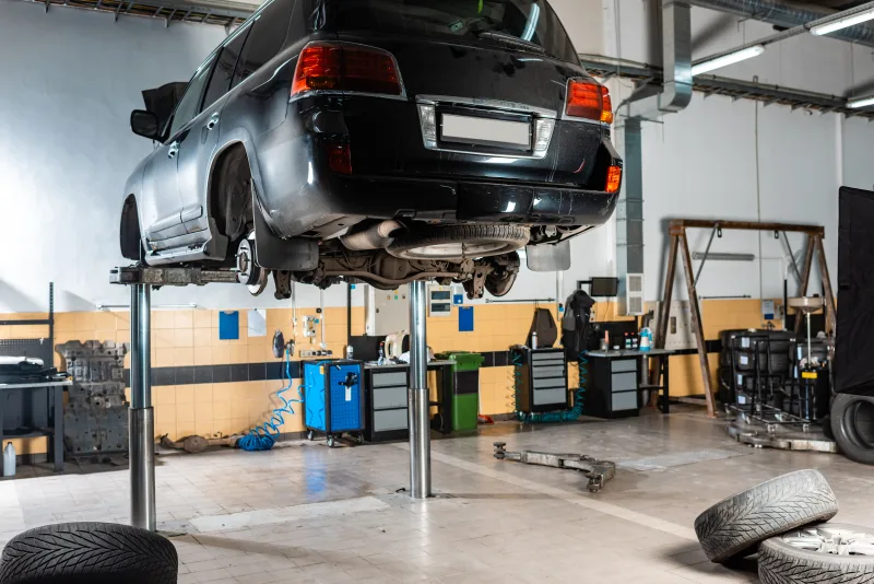 SUV på lyft under bilservice