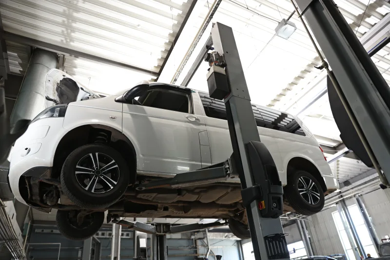 Transportbil på lyft under bilreparation i Kalix